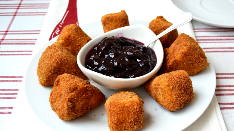 Camembert sajt panírozása