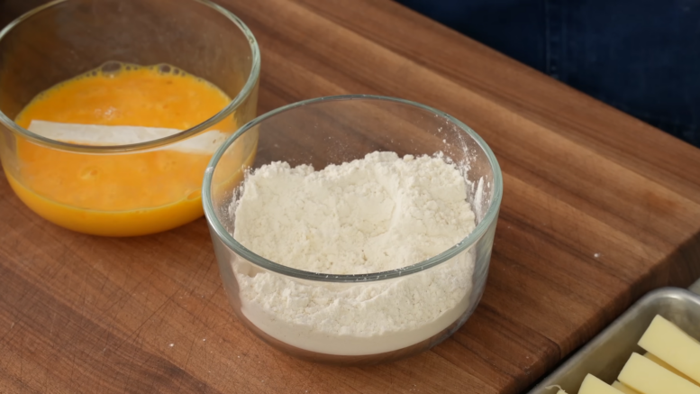 Rántani való sajt panírozása